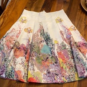 Lady’s skirt back sipper with pockets